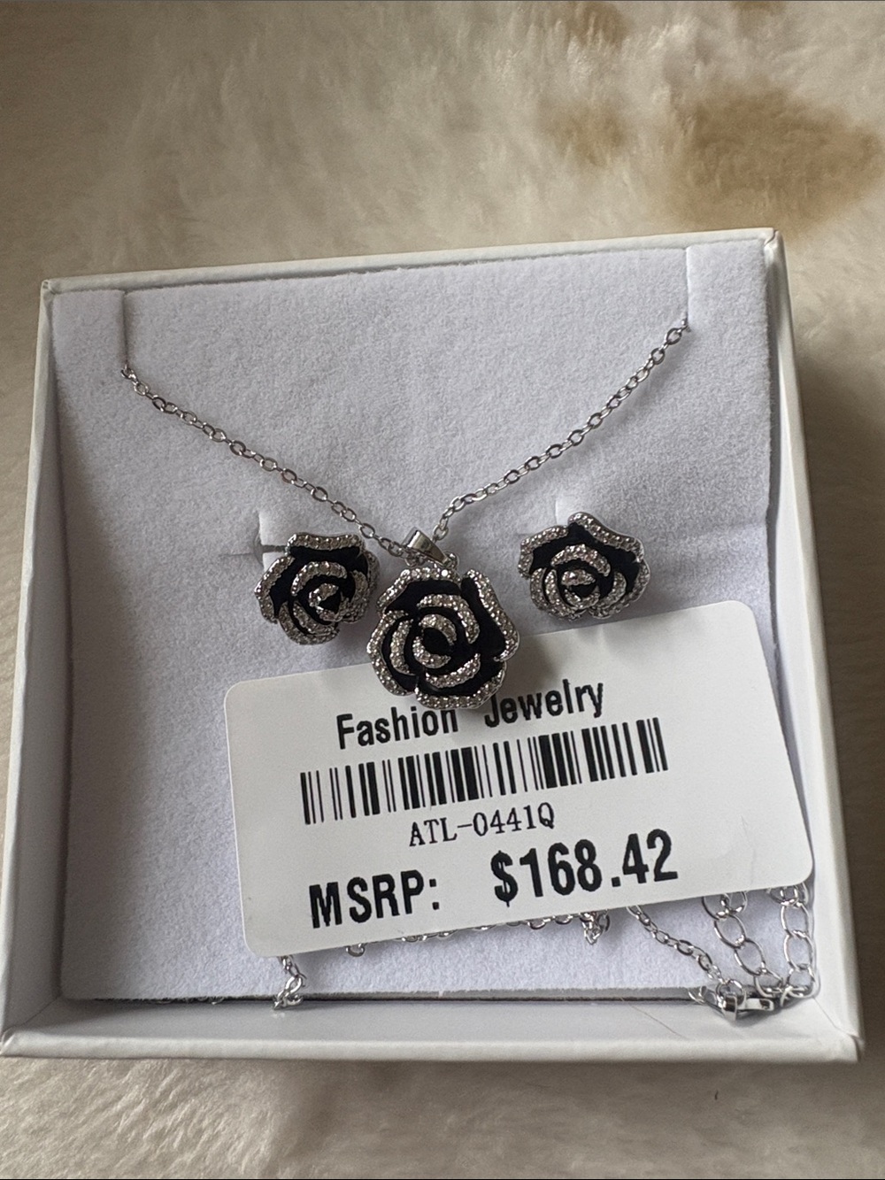 Fashion Jewelry Silver and Black Rose Pendant Necklace with Matching Earrings